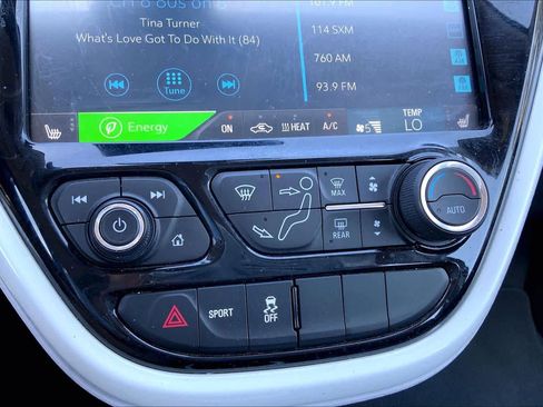Used 2019 Chevrolet Bolt Premier w/ Infotainment Package FWD image 32