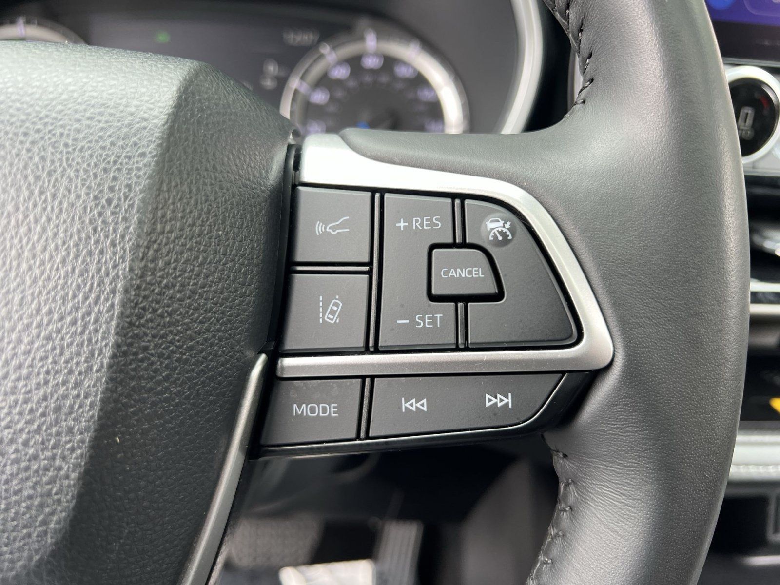 Used 2024 Toyota Highlander XLE AWD/4WD image 35