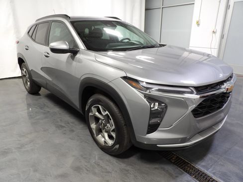 Used 2025 Chevrolet Trax LT w/ LT Convenience Package FWD image 2