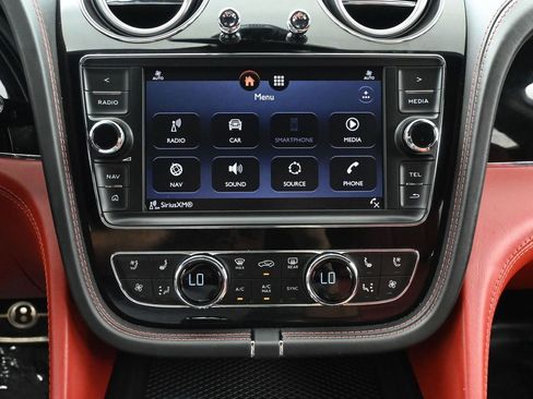 Used 2018 Bentley Bentayga image 38