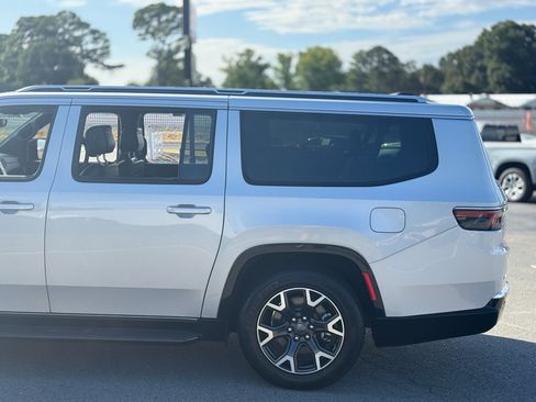 Used 2024 Jeep Wagoneer L Series III w/ Flexible Seating Group AWD/4WD image 6