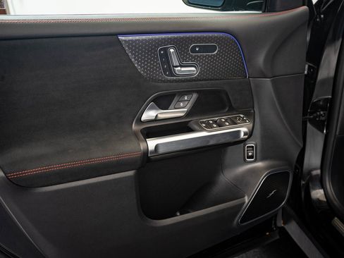 Used 2024 Mercedes-Benz GLB 250 4MATIC image 24