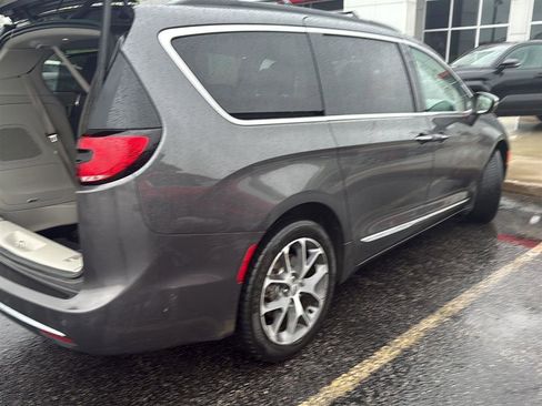 Used 2022 Chrysler Pacifica Limited w/ Uconnect Theater Family Group AWD/4WD image 4