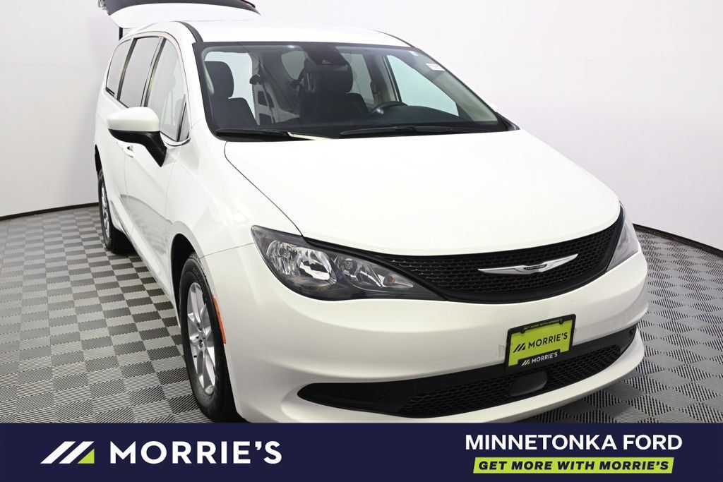 Used 2023 Chrysler Voyager LX FWD image 8