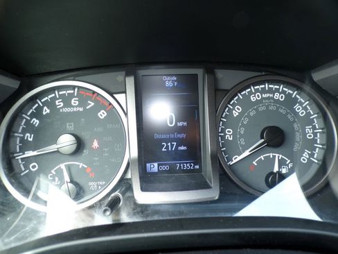 Used 2021 Toyota Tacoma TRD Sport w/ TRD Premium Sport Package AWD/4WD image 25