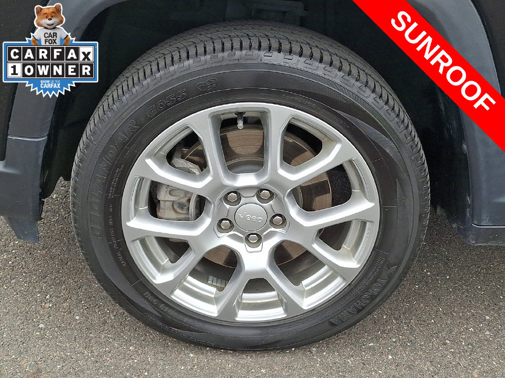 Used 2024 Jeep Compass Latitude w/ Sun and Sound Group AWD/4WD image 8