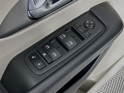 Used 2023 Chrysler Pacifica Touring-L image 20