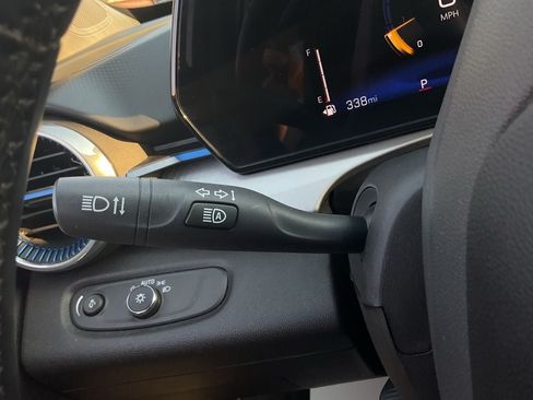 Used 2025 Chevrolet Trax LT w/ LT Convenience Package FWD image 29