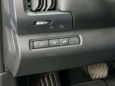 Used 2023 Nissan Pathfinder SL AWD/4WD image 17