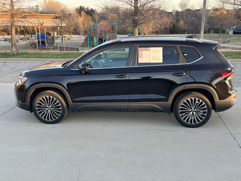 Used 2025 Volkswagen Taos SE w/ Panoramic Sunroof Package image 7