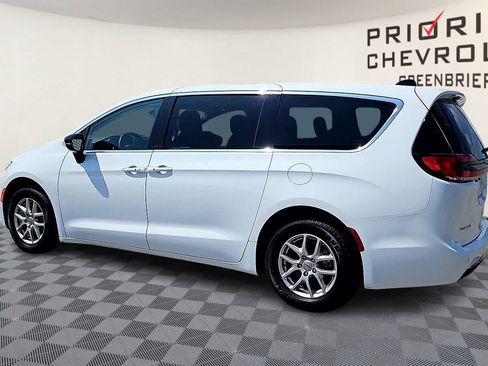 Used 2024 Chrysler Pacifica Touring-L FWD image 6
