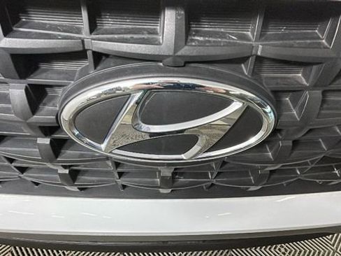 Used 2024 Hyundai Venue SE FWD image 9