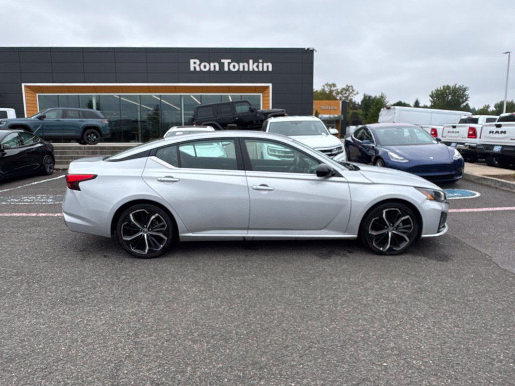 Used 2023 Nissan Altima 2.5 SR FWD image 9
