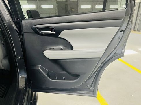 Used 2023 Toyota Highlander XLE image 34