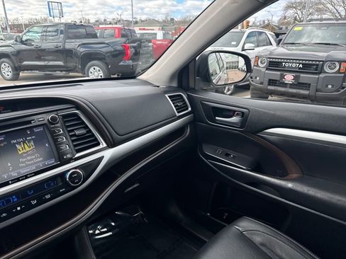 Used 2018 Toyota Highlander XLE image 29