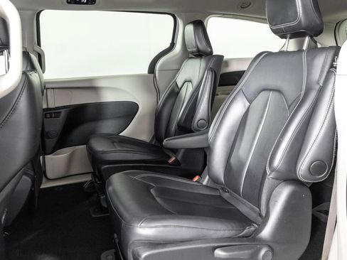 Used 2024 Chrysler Pacifica Limited FWD image 37