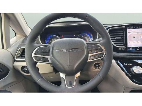 Used 2024 Chrysler Pacifica Touring-L image 16