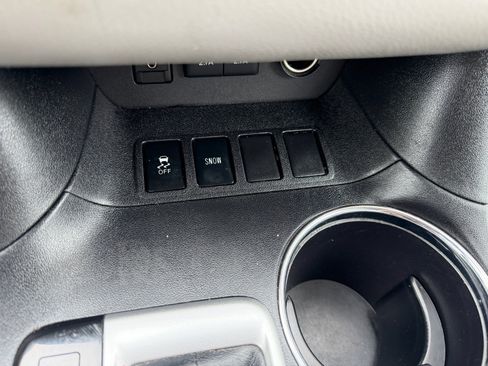 Used 2017 Toyota Highlander Plus w/ Carpet Mat Package FWD image 26
