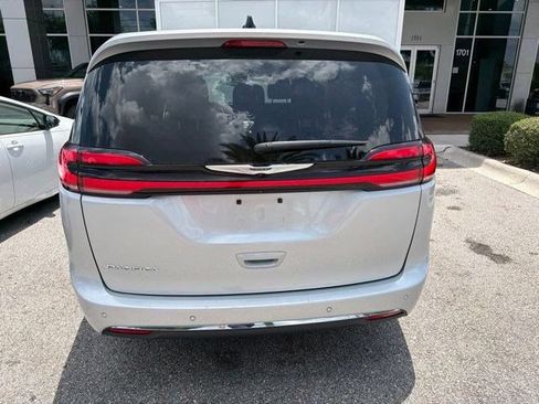 Used 2024 Chrysler Pacifica Touring-L FWD image 7
