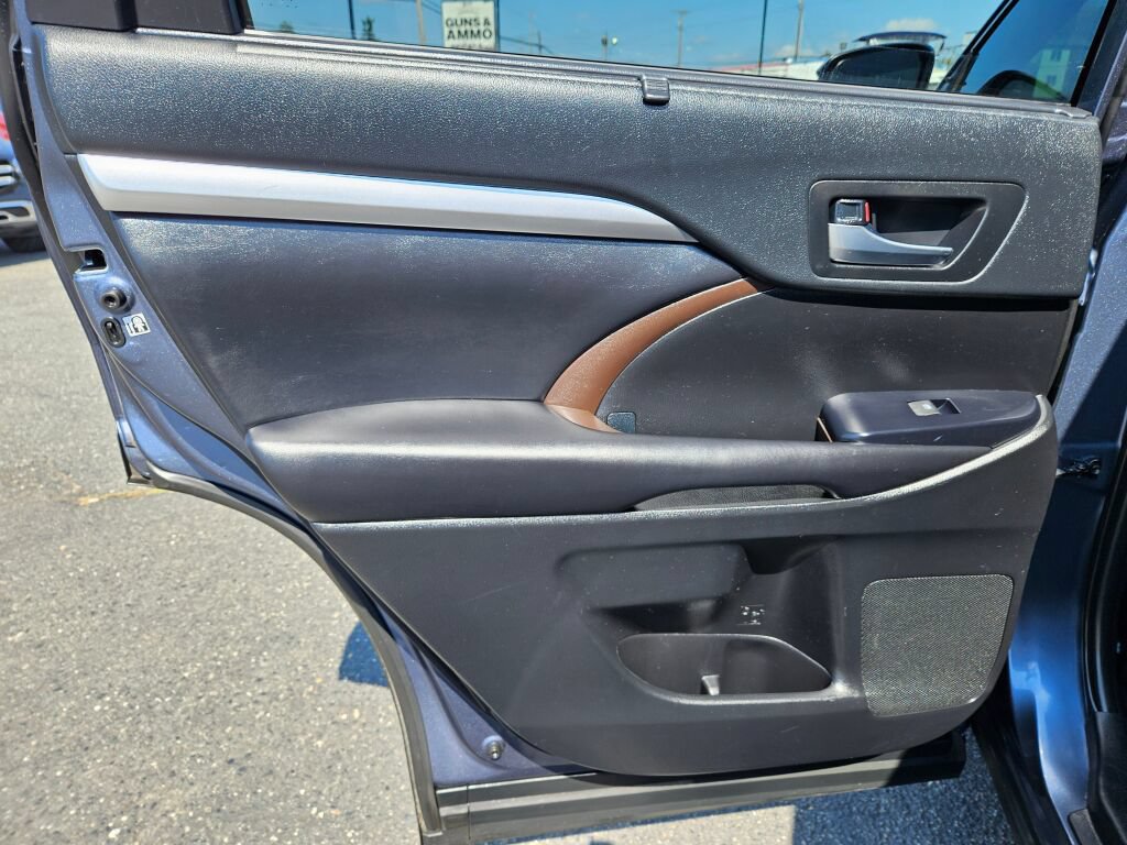 Used 2019 Toyota Highlander XLE AWD/4WD image 16