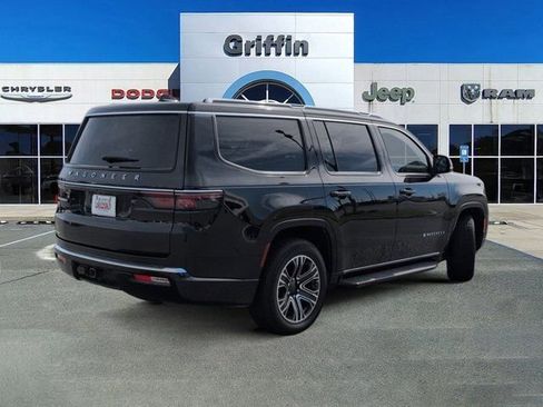 Used 2023 Jeep Wagoneer Base w/ Premium Group I image 4