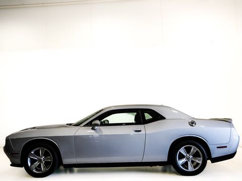 Used 2019 Dodge Challenger SXT RWD image 5