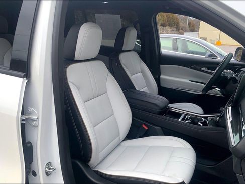 Used 2025 Chevrolet Traverse High Country image 7