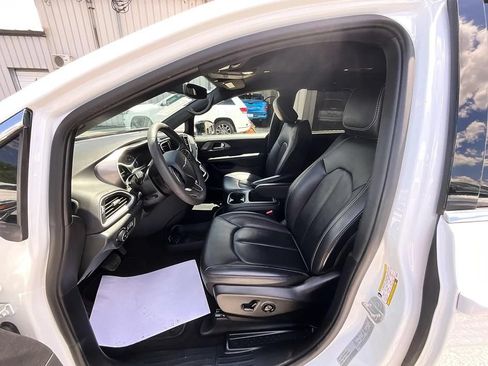 Used 2025 Chrysler Pacifica Select FWD image 14