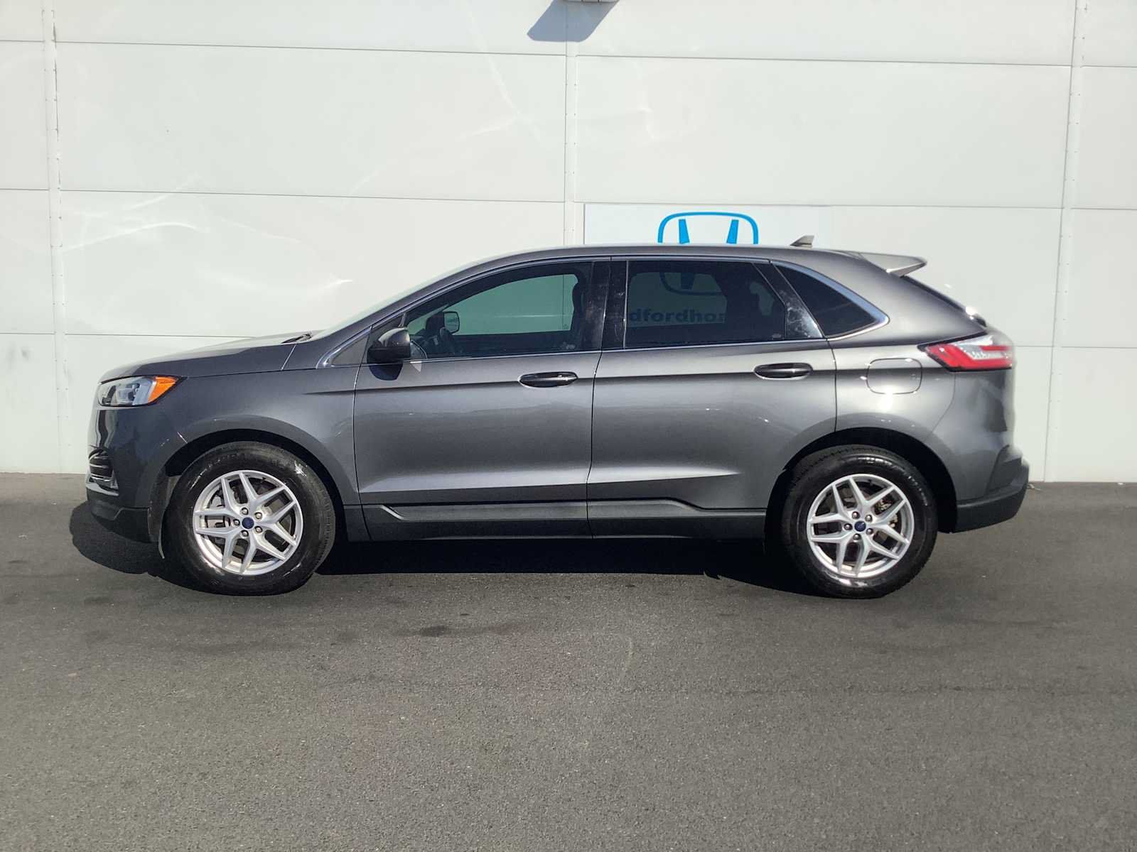 Used 2021 Ford Edge SEL w/ Convenience Package AWD/4WD image 2