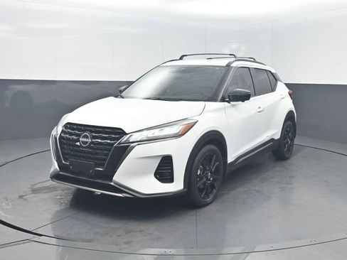 Used 2023 Nissan Kicks SR w/ Exterior Package FWD image 1