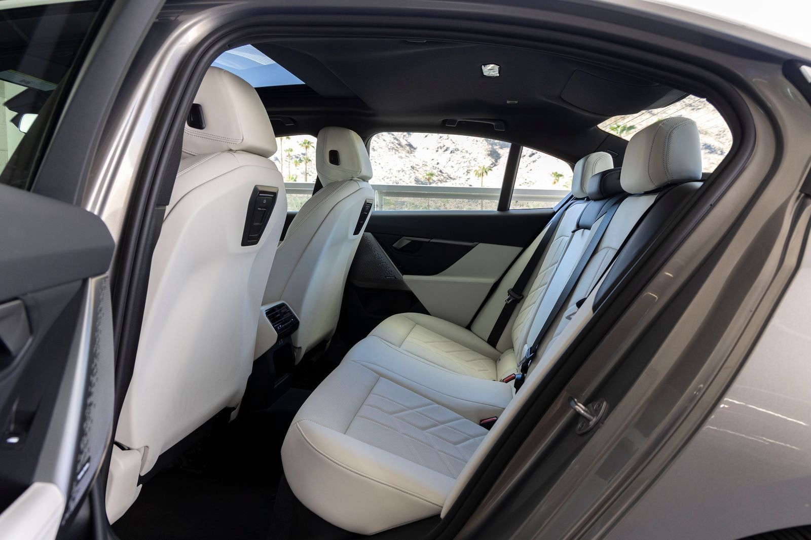 Certified 2025 BMW i5 eDrive40i w/ Premium Package RWD image 21