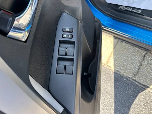 Used 2018 Toyota RAV4 XLE AWD/4WD image 20
