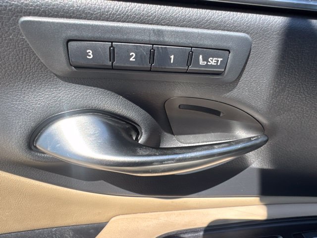 Used 2019 Lexus ES 300h w/ Accessory Package 2 FWD image 15