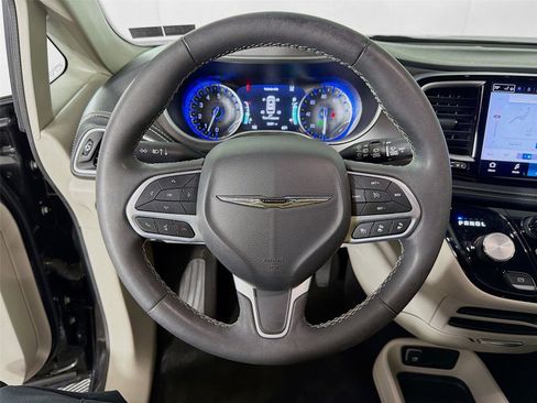 Used 2023 Chrysler Pacifica Touring-L FWD image 12