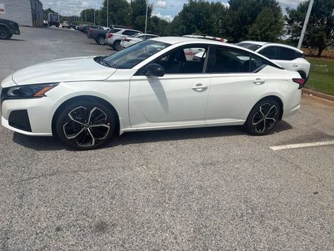 Used 2025 Nissan Altima 2.5 SR FWD image 19