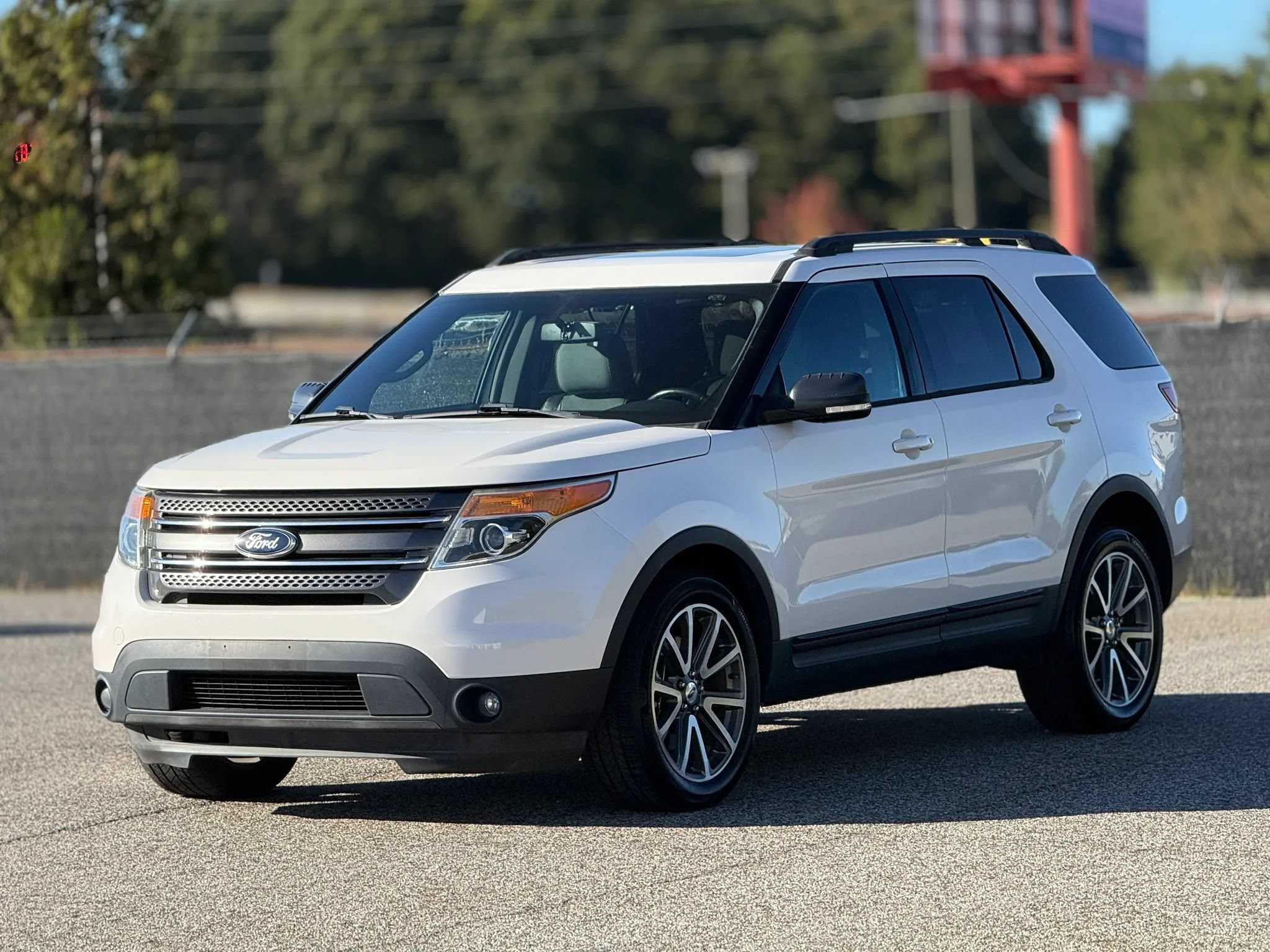 Used 2015 Ford Explorer XLT w/ Equipment Group 202B AWD/4WD image 6