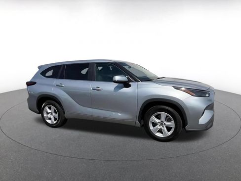 Used 2025 Toyota Highlander LE FWD image 2