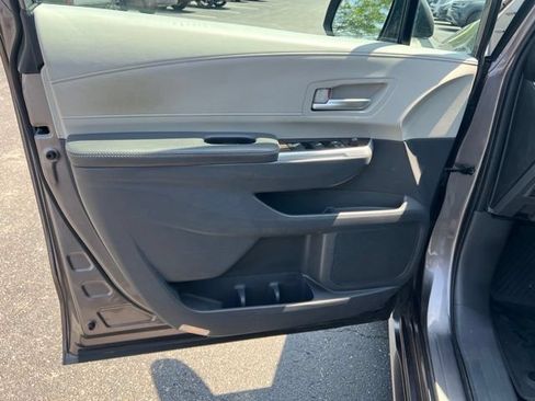 Used 2022 Toyota Sienna XLE w/ XLE Plus Package FWD image 28