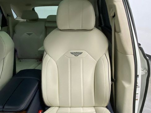 Used 2024 Bentley Bentayga image 22