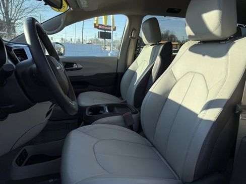 Certified 2017 Chrysler Pacifica Touring-L image 11