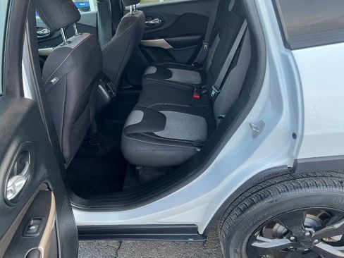 Used 2017 Jeep Cherokee Sport image 20