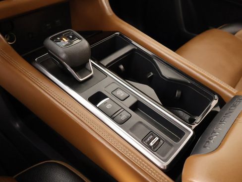 Used 2024 Nissan Pathfinder Platinum image 9