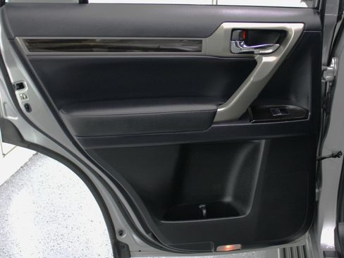 Used 2017 Lexus GX 460 image 42