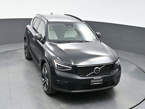 Used 2025 Volvo XC40 B5 Ultra image 30