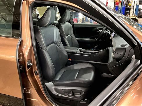 Used 2023 Toyota Crown Platinum image 8