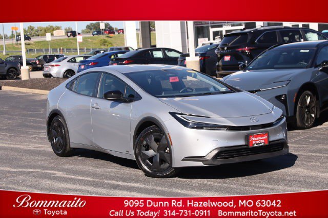 Used 2025 Toyota Prius LE AWD/4WD image 1