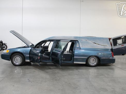 Used 2001 Lincoln Town Car Executive RWD image 39