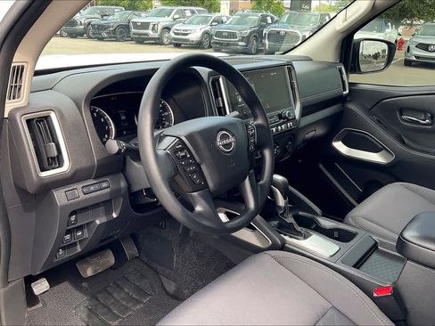 Used 2025 Nissan Frontier SV AWD/4WD image 16