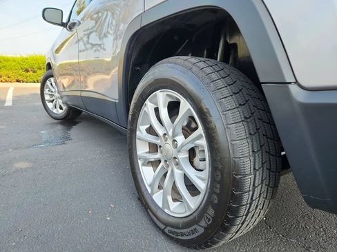 Used 2019 Jeep Cherokee Latitude w/ Popular Appearance Group FWD image 17