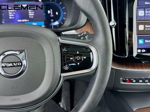 Used 2023 Volvo XC60 B5 Plus image 17